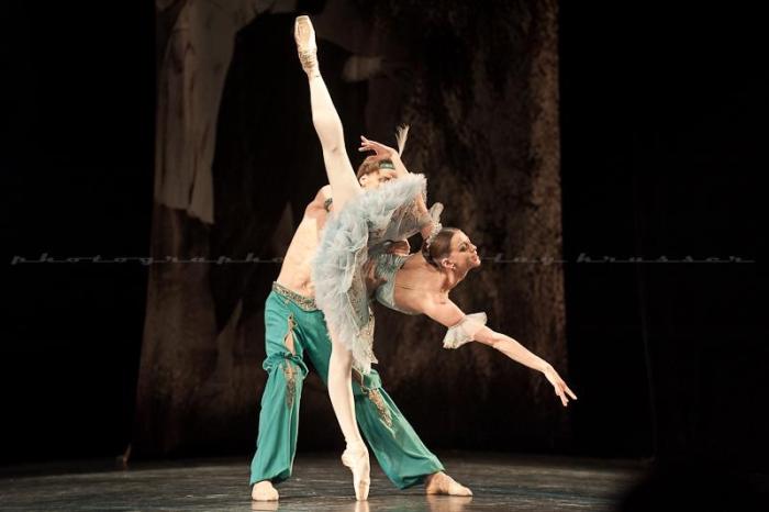 anastasia-and-denis-matvienko-in-le-corsaire-5